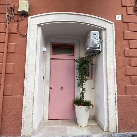Quiet And Stylish - Bari City Center, Minutes To Station Bagian luar foto