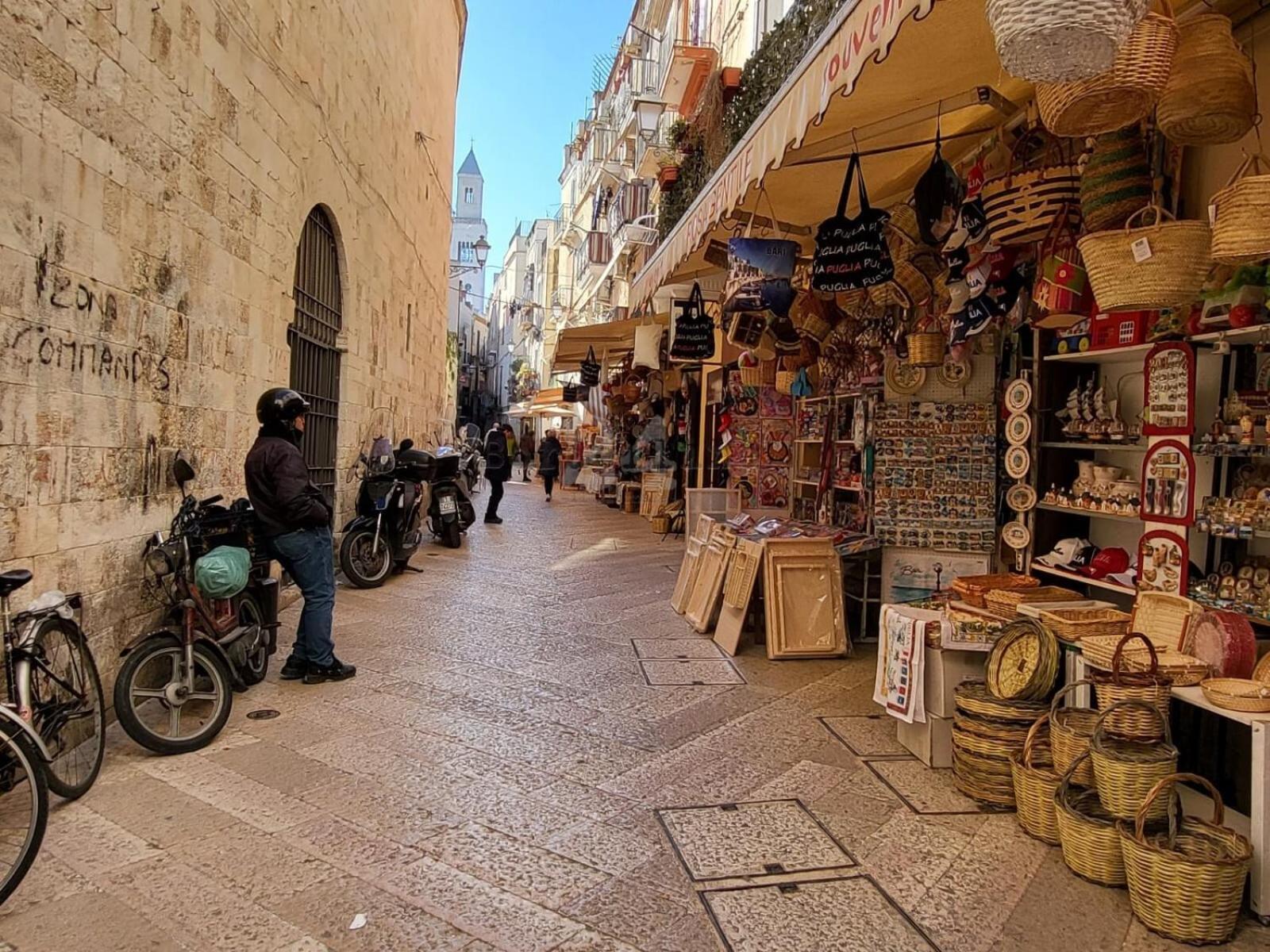 Quiet And Stylish - Bari City Center, Minutes To Station Bagian luar foto