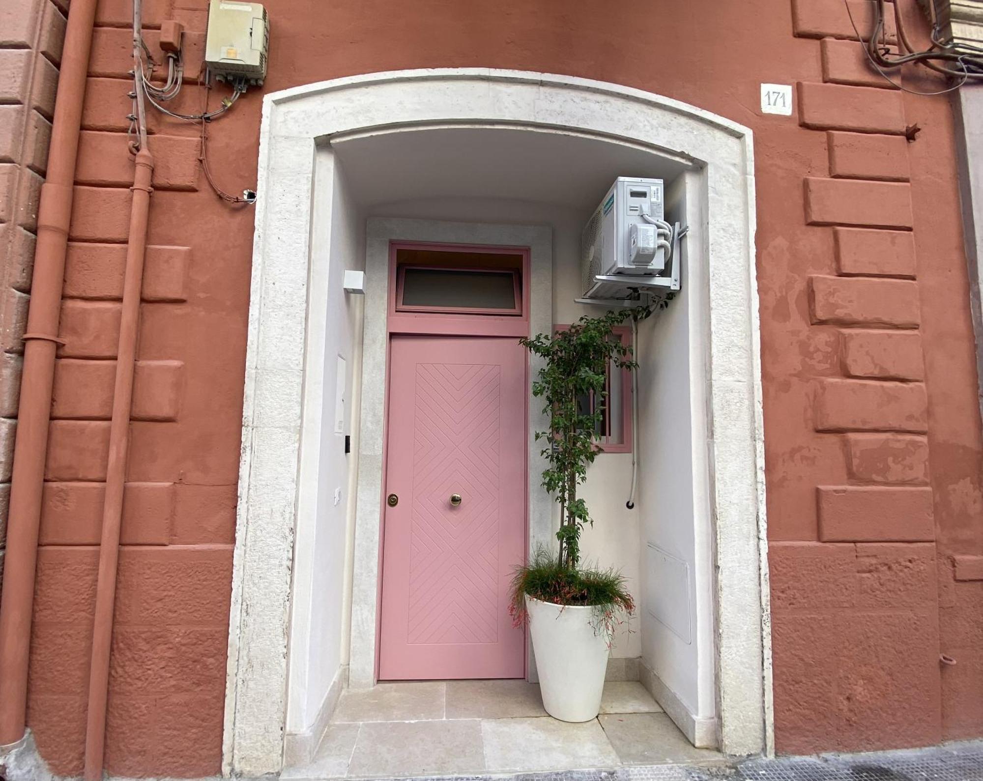 Quiet And Stylish - Bari City Center, Minutes To Station Bagian luar foto